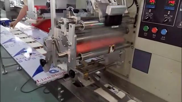 全自動貼標(biāo)機(jī)工作圖